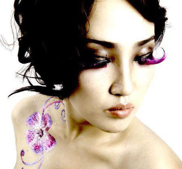 Жүжигчин Н.Баярмаа Playboy сэтгүүлийн нүүрийг чимлээ